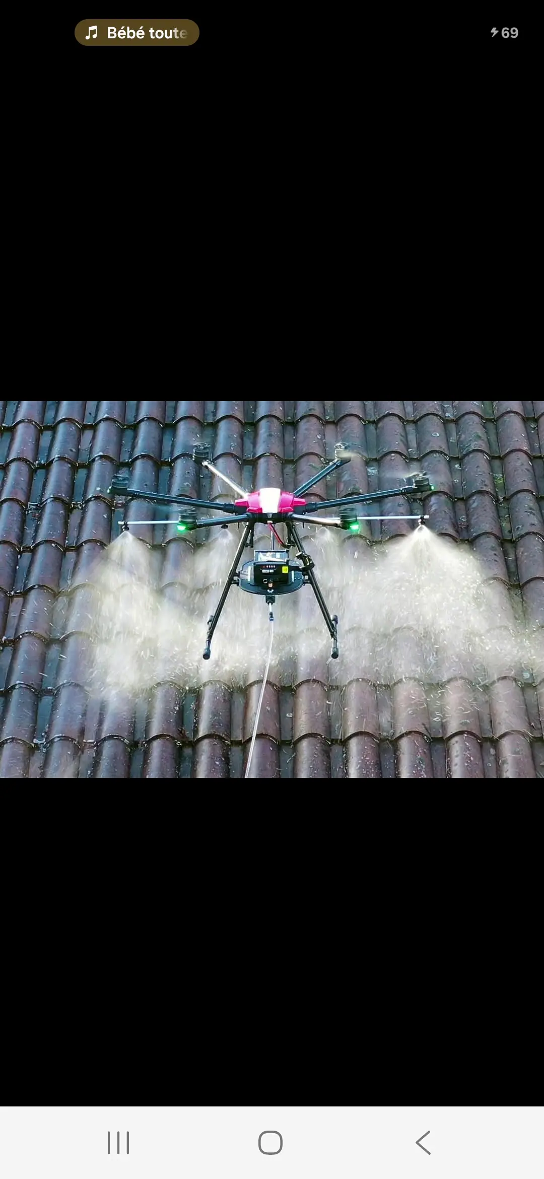Drone de nettoyage pulvérisant au-dessus des tuiles