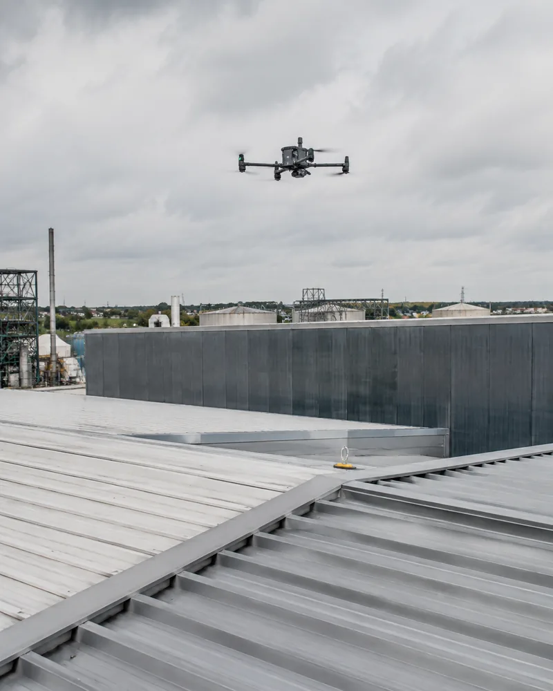 Inspection par drone d'une toiture industrielle